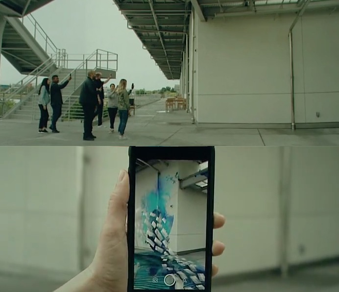 Jól csak a telefonjával lát az ember: az üres fal a képernyő segítségével művészeti alkotássá változik.